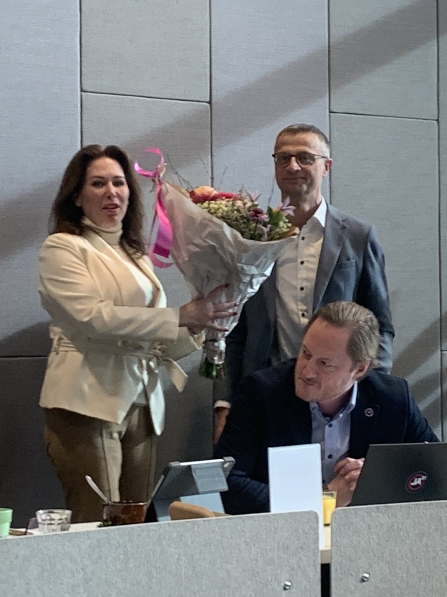 Namens de ‘werkgroep Internationaal’ bedankt <a href="/cndejager/">Nico de Jager</a> scheidend voorzitter <a href="/Laurinebon/">Laurine bonnewits</a> . <a href="/PSZuid_Holland/">PS Zuid-Holland</a>