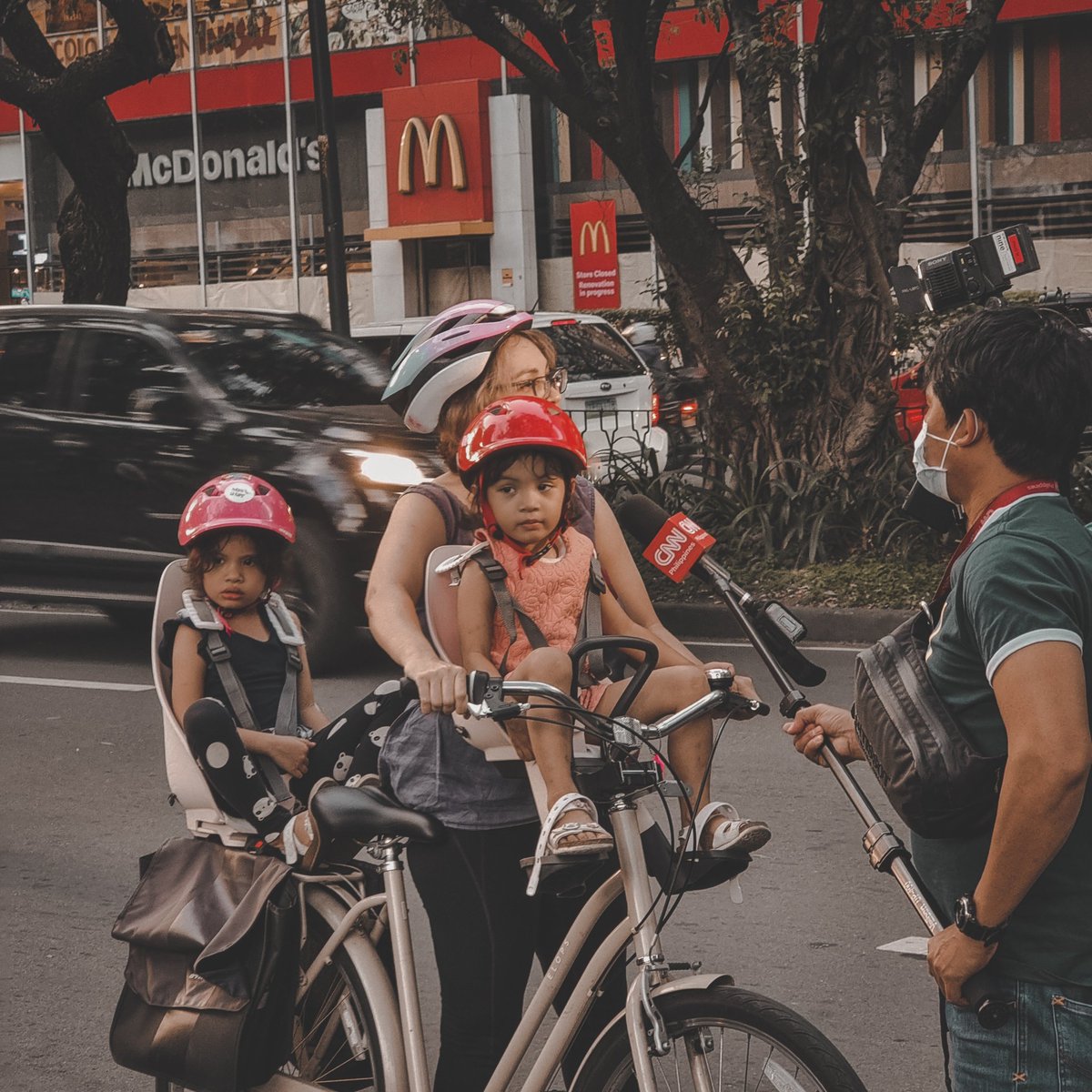 Protected Bike Lanes Protect Us All. #MakeItSaferMakati #ProtectedBikeLanesNOW #CommutersDinKami #MovePeopleNotCars
@Mayora_Abby
@MakeItMakati