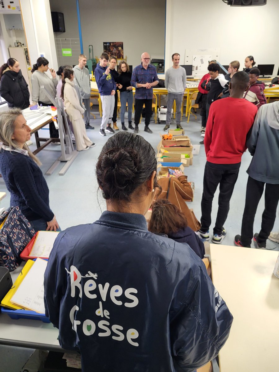 acversailles's tweet photo. #EcoleInclusive
Clémence Botino, Miss France 2020 et marraine de l'association @RevesdeGosse, a participé au collège Mozart d'Athis-Mons, à des ateliers créatifs avec des élèves de 5e, d'ULIS et d'IME.
Un beau moment favorisant l'acceptation des différences et le vivre ensemble ! https://t.co/WWwobKGaGY