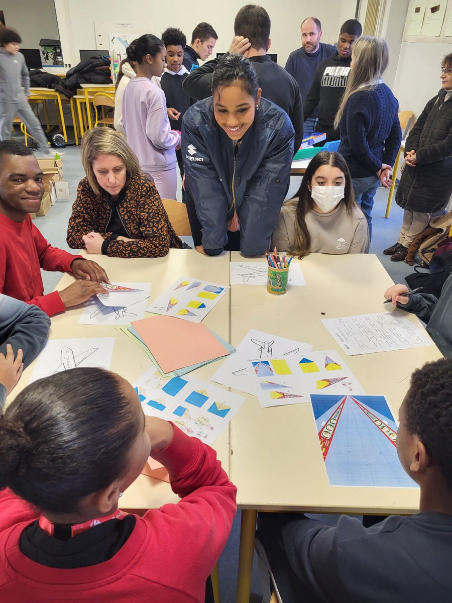 acversailles's tweet photo. #EcoleInclusive
Clémence Botino, Miss France 2020 et marraine de l'association @RevesdeGosse, a participé au collège Mozart d'Athis-Mons, à des ateliers créatifs avec des élèves de 5e, d'ULIS et d'IME.
Un beau moment favorisant l'acceptation des différences et le vivre ensemble ! https://t.co/WWwobKGaGY