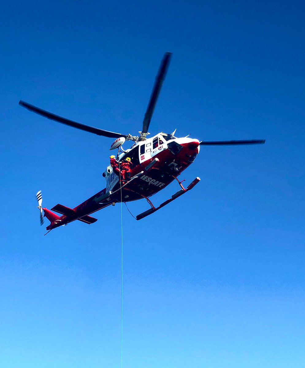 CRECantabria's tweet photo. En la mañana de hoy realizamos en #Santander entrenamiento conjunto 🚁 DR de @cantabriaes y 🚤 #LSSantander. La #formación es pilar fundamental en #emergencias https://t.co/sPtZvZNSBm