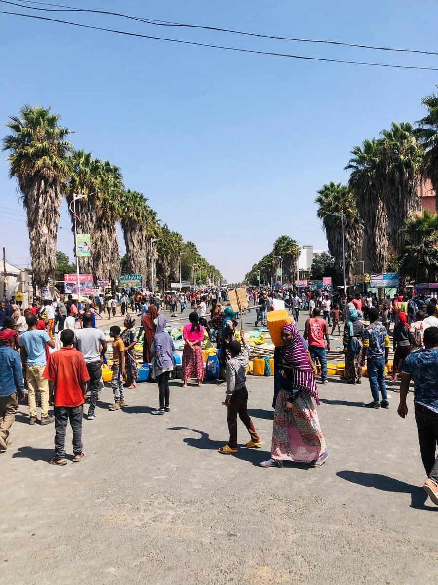 kebulGurage's tweet photo. መንግስት ችግር ከመፍታት ይልቅ ችግር ፈጣሪ መሆኑን በግልጽ እያየን ነዉ:: ሁለት አመት ተለምኖ ��ልስ ሳይሰጥ ዛሬ ተነስቶ ጀሪካን ሲያይ የጦር መሳሪያ መስሎት ነዉ:: ይሔ ከባድ ንቀት ነዉ:: https://t.co/X8JY5jY1ZQ