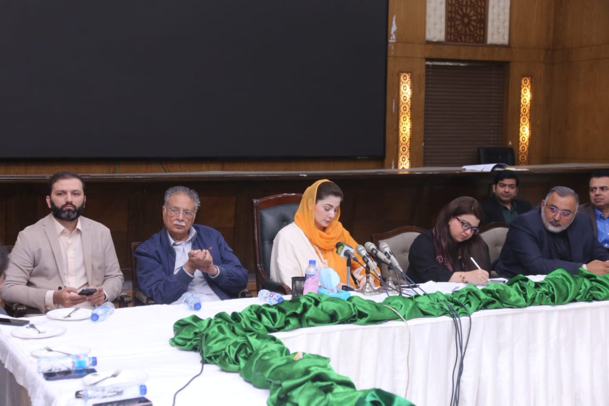 مریم نواز کی صدارت میں پنجاب سے پارٹی کے نوجوان رہنماﺅں کا اجلاس 

پاکستان مسلم لیگ (ن) کی سینئر نائب صدر اور چیف آرگنائزر مریم نوازشریف کی صدارت میں بدھ کو پنجاب سے پارٹی کے نوجوان رہنماوں کا اجلاس پارٹی کے مرکزی سیکریٹریٹ 180 ایچ ماڈل ٹاون میں منعقد ہوا۔