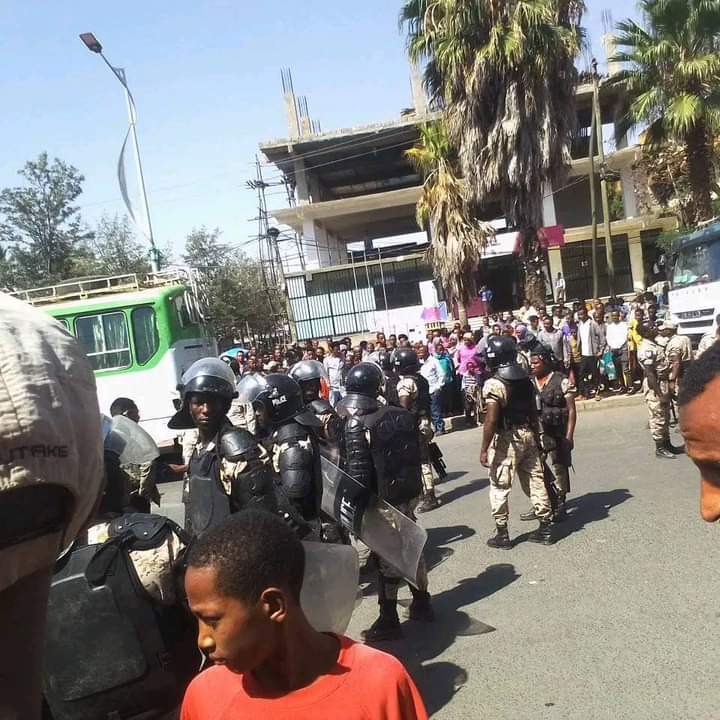 kebulGurage's tweet photo. መንግስት ችግር ከመፍታት ይልቅ ችግር ፈጣሪ መሆኑን በግልጽ እያየን ነዉ:: ሁለት አመት ተለምኖ ��ልስ ሳይሰጥ ዛሬ ተነስቶ ጀሪካን ሲያይ የጦር መሳሪያ መስሎት ነዉ:: ይሔ ከባድ ንቀት ነዉ:: https://t.co/X8JY5jY1ZQ