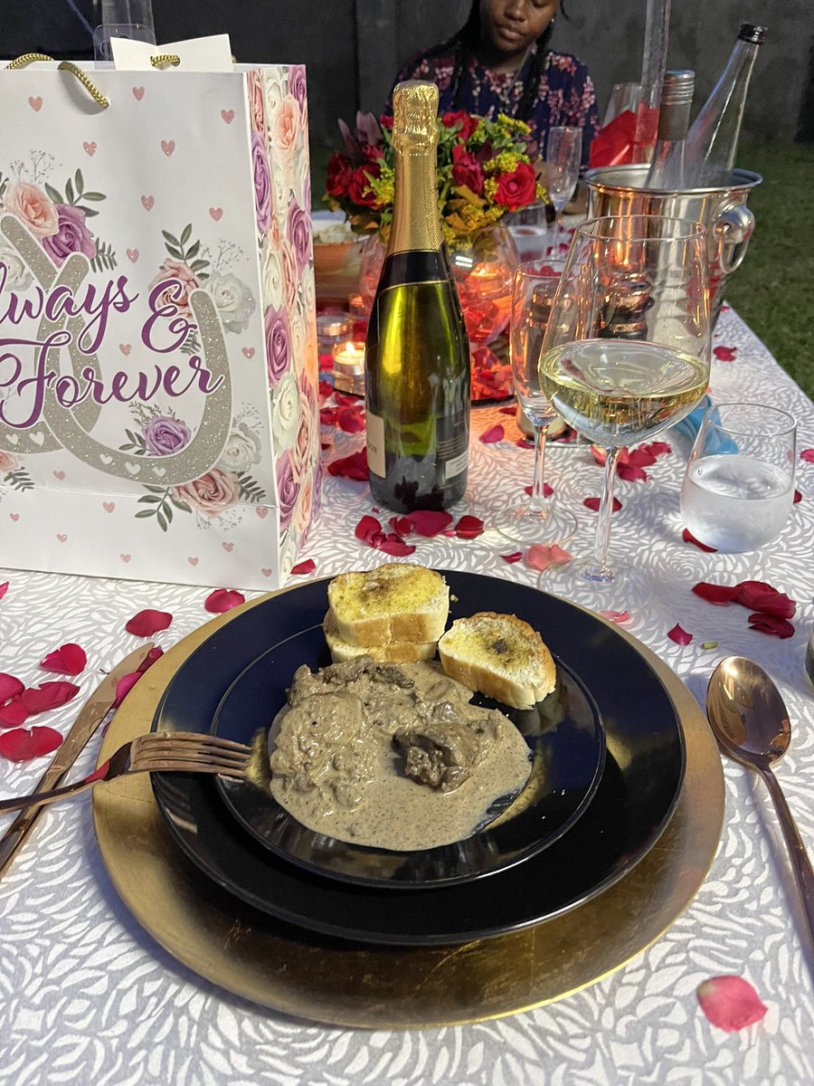 KapalasaPhiri's tweet photo. Treated her to a Valentine’s dinner in the garden. https://t.co/ugkKDVuywo