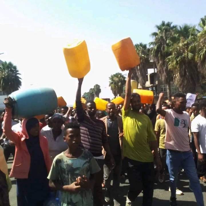 መንግስት ችግር ከመፍታት ይልቅ ችግር ፈጣሪ መሆኑን በግልጽ እያየን ነዉ:: ሁለት አመት ተለምኖ መልስ ሳይሰጥ ዛሬ ተነስቶ ጀሪካን ሲያይ የጦር መሳሪያ መስሎት ነዉ:: ይሔ ከባድ ንቀት ነዉ::