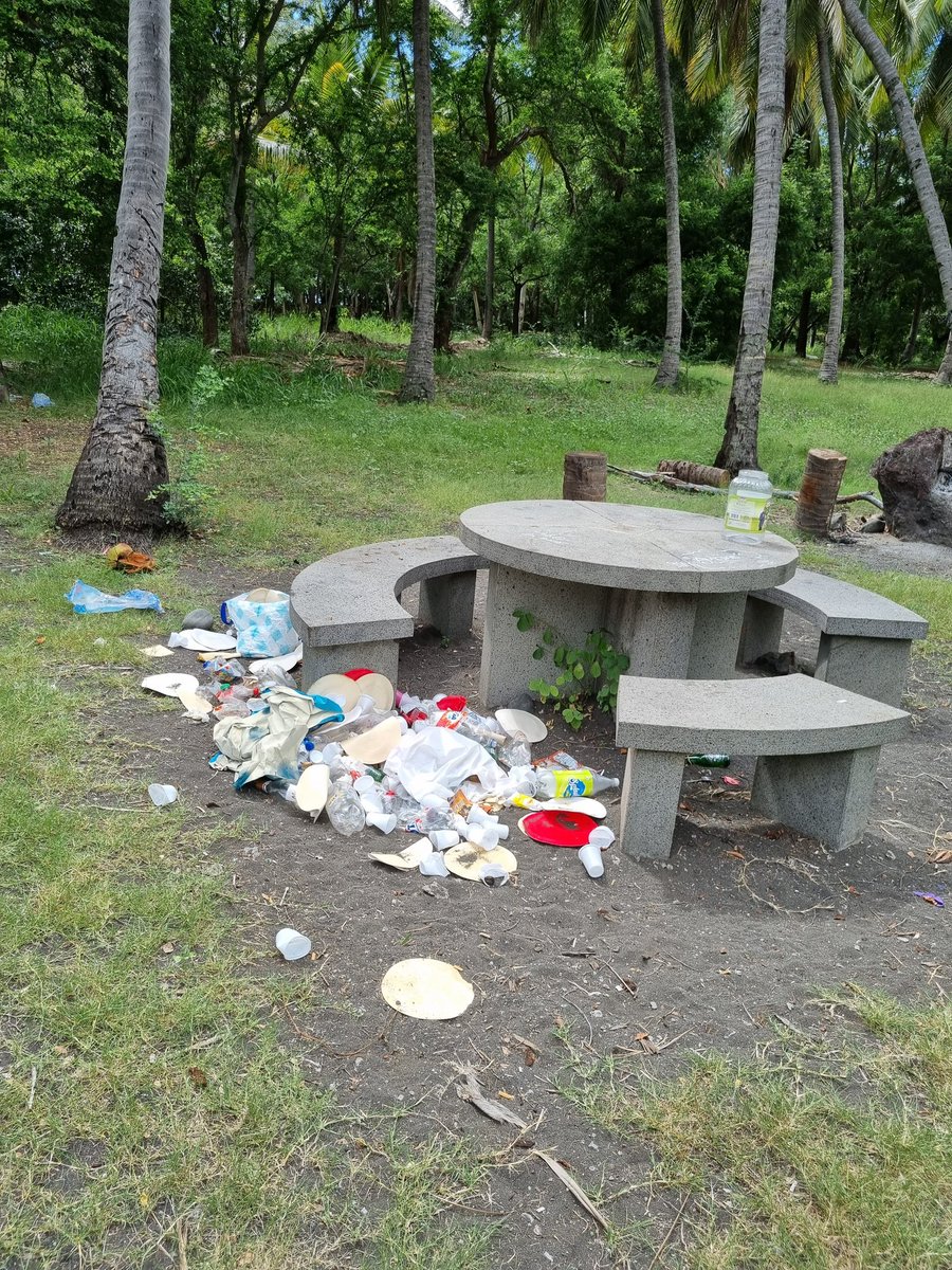 nl5105's tweet photo. Quelle tristesse de découvrir autant de #déchets autour de l'étang de Saint-Paul à la Réunion, site protégé. Et aucune poubelle en vue pour déposer les quelques morceaux de #plastique ramassés ! https://t.co/oPSM4IcEhP