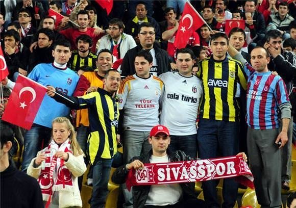 Şehrimize bugün itibariyle gelmeye başlayan Fenerbahçe, Galatasaray, Beşiktaş ve tüm takım taraftarlarını en iyi şekilde ağırlayacağız. Yarın akşam el ele, kol kola, omuz omuza Akyazı Stadyumu'na gideceğiz ve birlik beraberlik içinde olacağız.
#BizBeraberiz 🇹🇷