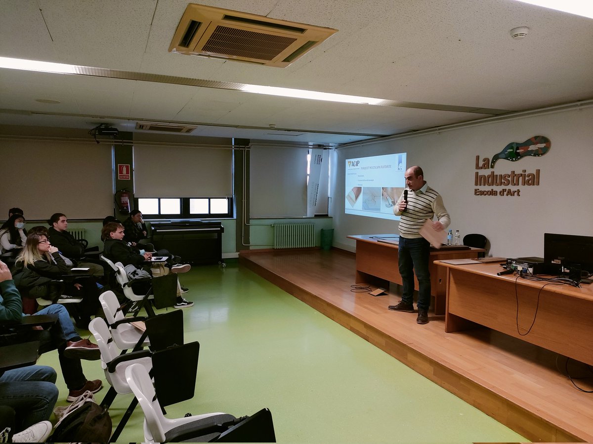 Angel Nevado president d'<a href="/acip/">Ciprian Amariei</a> ens ha parlat sobre els terres laminats i el parquet dins de les 30è Jornades Tècniques de l'<a href="/edtbarcelona/">EscoladelTreball BCN</a> #Edt_30JTC. Un plaer compartir coneixements. Som fusta som futur.