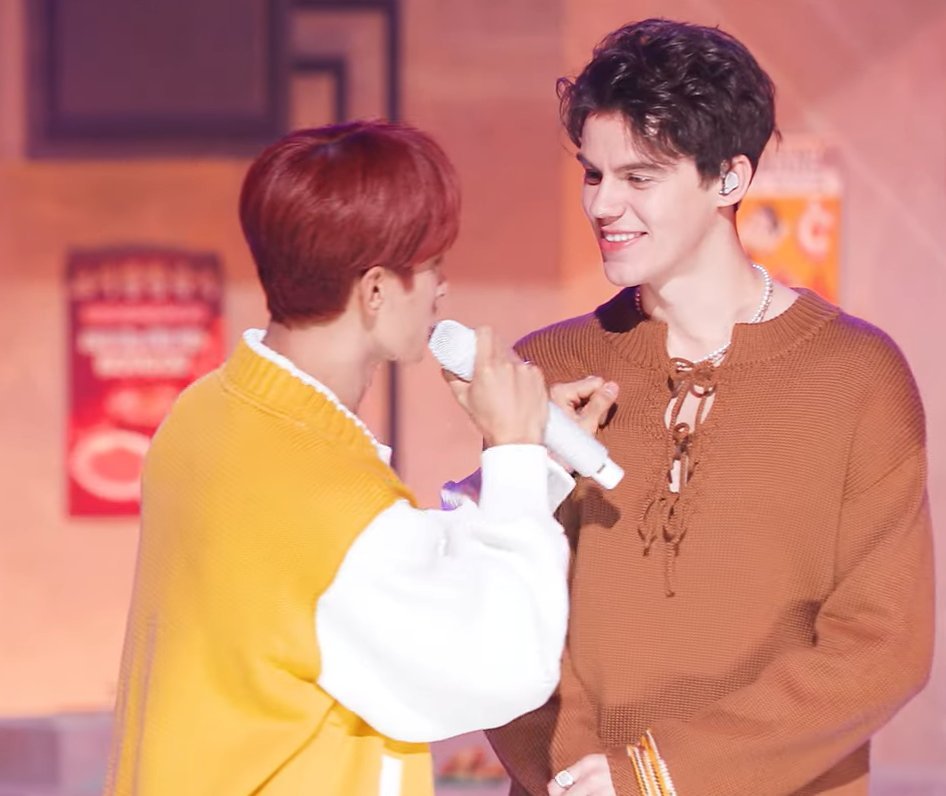 dokyeomtinygf's tweet photo. ehem dk? https://t.co/DDzrbosuGY
