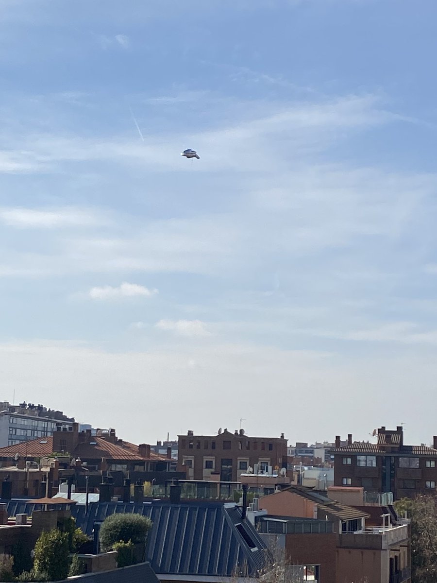 Rubenblasc's tweet photo. Globo Chino espia en Barcelona!!!#Barcelona #ufo #OVNIS #seguridad #Espionage https://t.co/EYTzcNzxa4