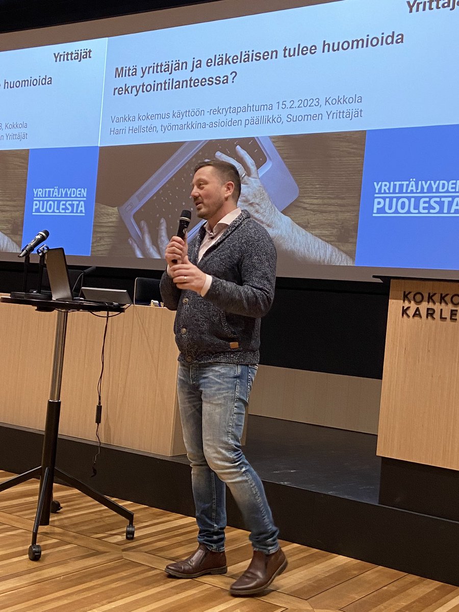 hiltunen_y's tweet photo. Eläkeläisrekry-tapahtuma Kokkolassa. Sali täynnä väkeä. Yrittäjien Harri Hellsten kertomassa rekrytointtiasioista #elakeliitto #yrittäjätt https://t.co/MugbLNT6lG
