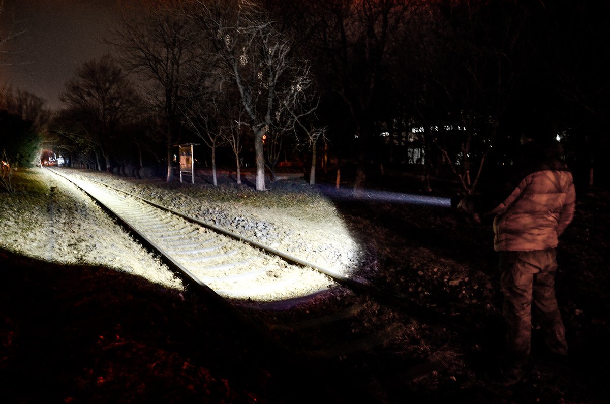 cyanskylight's tweet photo. The H5GT uses a unique patented reflector design. The two light sources use the same single-port reflector to achieve the maximum range that each light source can achieve. It has a longer range than the two-color flashlights on the market.
#huntinglight #cyanskyh5gt #flashlight https://t.co/bqGMXQofyf