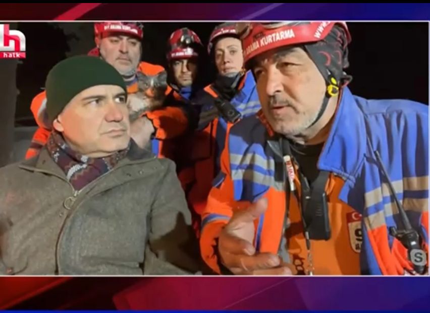 iyikiogrendim's tweet photo. Arama kurtarma şefi: Çok sayıda ekibimiz var ama çok geniş bir coğrafya da yıkım olduğu için ekipler tabii ki yetersiz kaldı. Sadece devlet mi bu konuda hatalı vatandaşlarımız da hatalı gelin eğitim verelim diyoruz bir tanesi gelmiyor. https://t.co/4BSBCW59h3