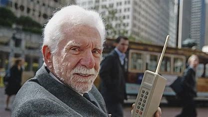 50 jaar geleden voerde Martin Cooper in New York het eerste gesprek met een 'draagbare' mobiele telefoon. Zie voor meer jubilea in 2023: de 'Schatkamer' op wereldtijdpad.nl