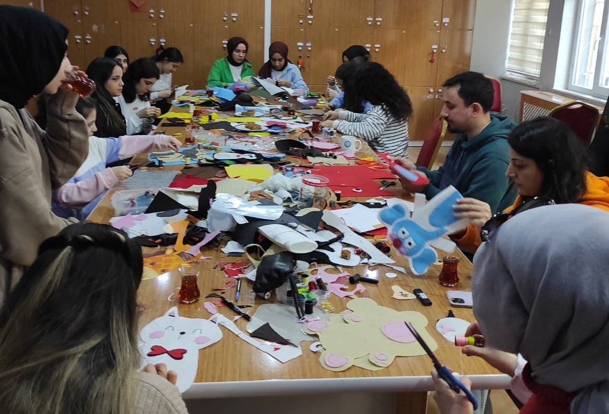 🔺Meslek liselerimiz depremzedeler için tek yürek oldu. Esenler İbrahim Turhan Mesleki ve Teknik Anadolu Lisemizin ürettiği kuklalar deprem bölgesine gönderiliyor.

Canımız Türkiye🇹🇷

<a href="/memleventyazici/">Levent Yazıcı</a>