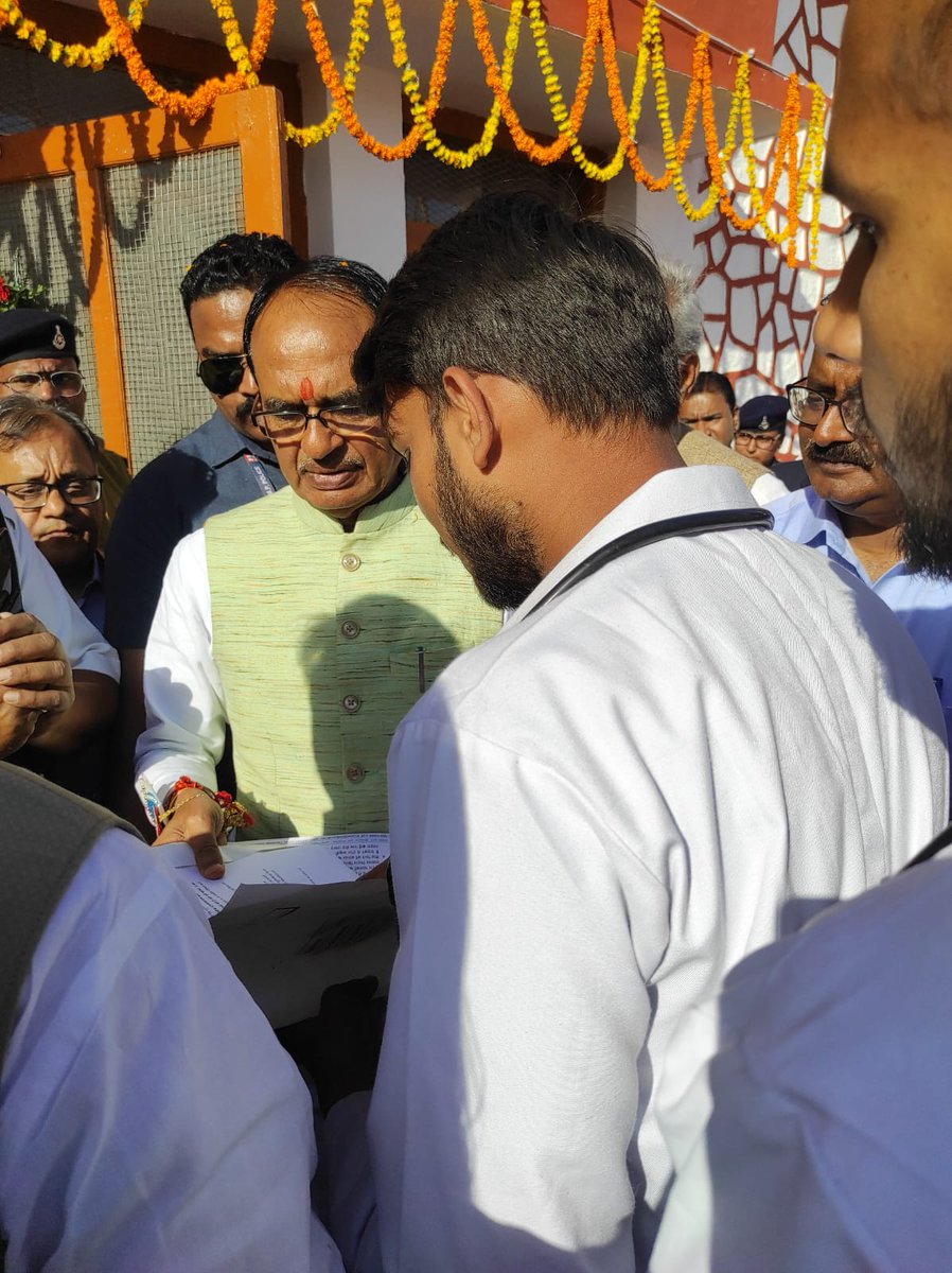 drhimanshups's tweet photo. पिछले 4 दिन से धरने पर बैठे वेटेरिनरी विद्यार्थियों द्वारा आज मुख्यमंत्री @ChouhanShivraj जी एवं विधानसभा अध्यक्ष गिरीश गौतम, कैबिनेटमंत्री @UshaThakurMLA जी व अन्य जनप्रतिनिधियों को अपनी तीन सूत्रीय मांग को लेकर ज्ञापन सौंपा। @presidentVCI
#increaseMPvetStipend 
#increaseVASpost https://t.co/L2452GiDtG