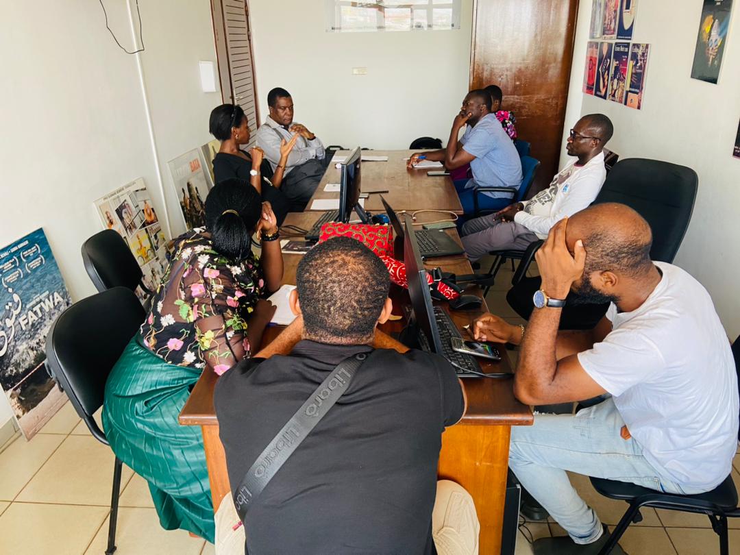 ecrans_noirs's tweet photo. La première réunion stratégique de 2023, présidée par le directeur délégué de l'Association Ecrans Noirs, M. Lazare Etoundi.
#ecransnoirs #terreAfricaine #26ans #RFI #canalplus #royalairmaroc #TV5Monde #OrangeCameroon #akwapalacehotel #cnps #SABC #CastelBeer #libaro #newyear https://t.co/CCq4CdoNKc