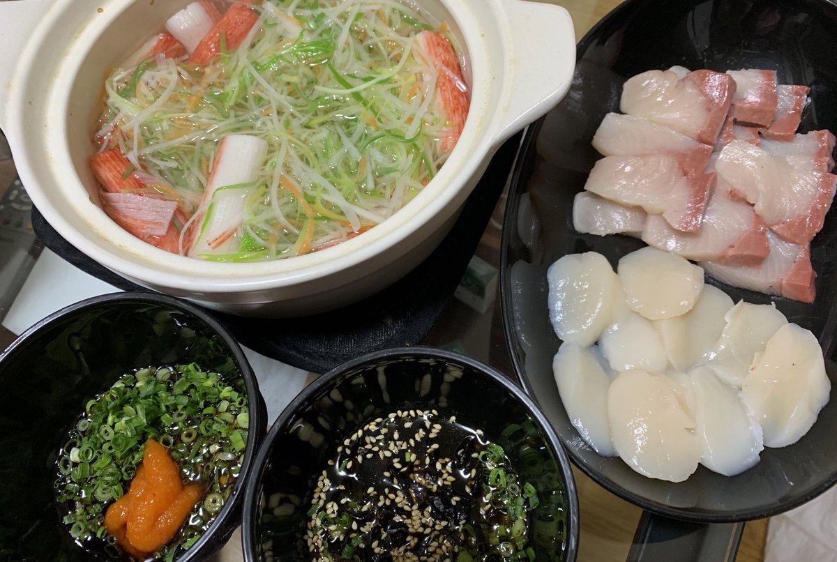 eriripime_ee's tweet photo. 安定の海鮮しゃぶ〜
近所のスーパー、イオン系のしゃぶ用野菜は安い大根つまみたいのでかさましされててやなんだよね
セブン系のはネギたっぷりで👍だけどほぼカニが売ってないのが難点なのだ https://t.co/O5XvX9wjtc