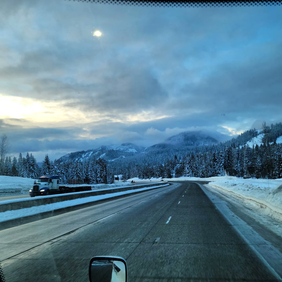 Kaylee__Knudsen's tweet photo. @NWSSpokane Captured a few good ones over the pass! https://t.co/zcrfRVET9p