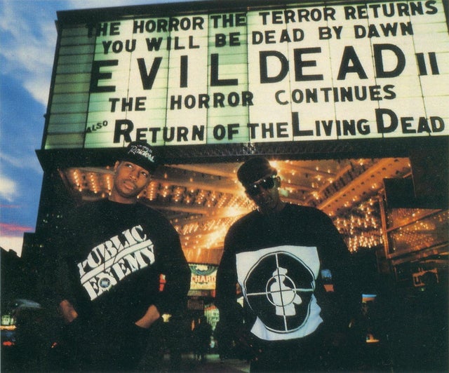 Los public enemy asistiendo al continuado de dos peliculas de culto 'evil dead 2' y 'the return of the living dead' (1987) #evildead2 #premiere #movie