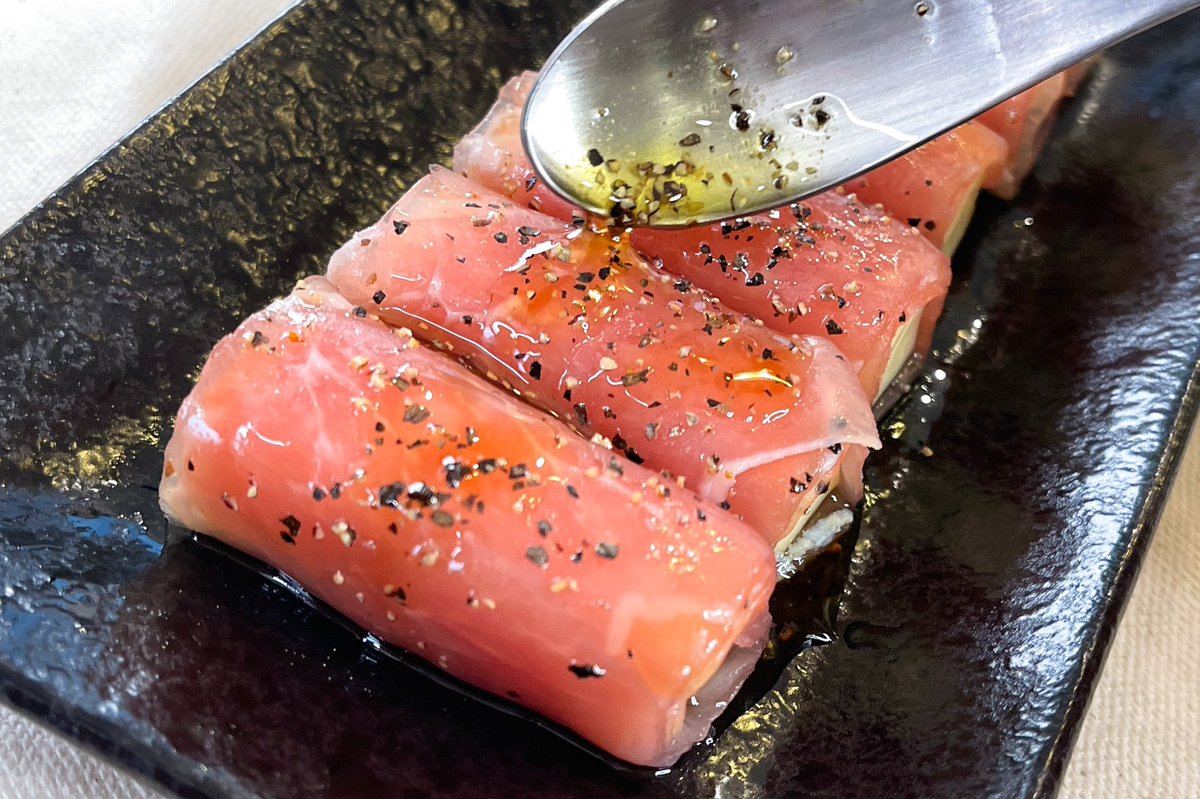 marumi_kitchen's tweet photo. 同じくコンビニだけで材料がそろうやる気1%おつまみも投下！

【生ハムチーズでブラックペッパーオイル漬け】

①プロセスチーズを半分にする
②①を生ハムで包む
③オリーブオイル、醤油、黒こしょうを混ぜたら②と和えて10分ほど漬けたら完成 https://t.co/kijztMcXM2