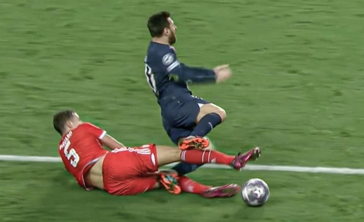 Primero, amarilla
Segundo, Francia y Pavard
Tercero, doble amarilla. Roja.