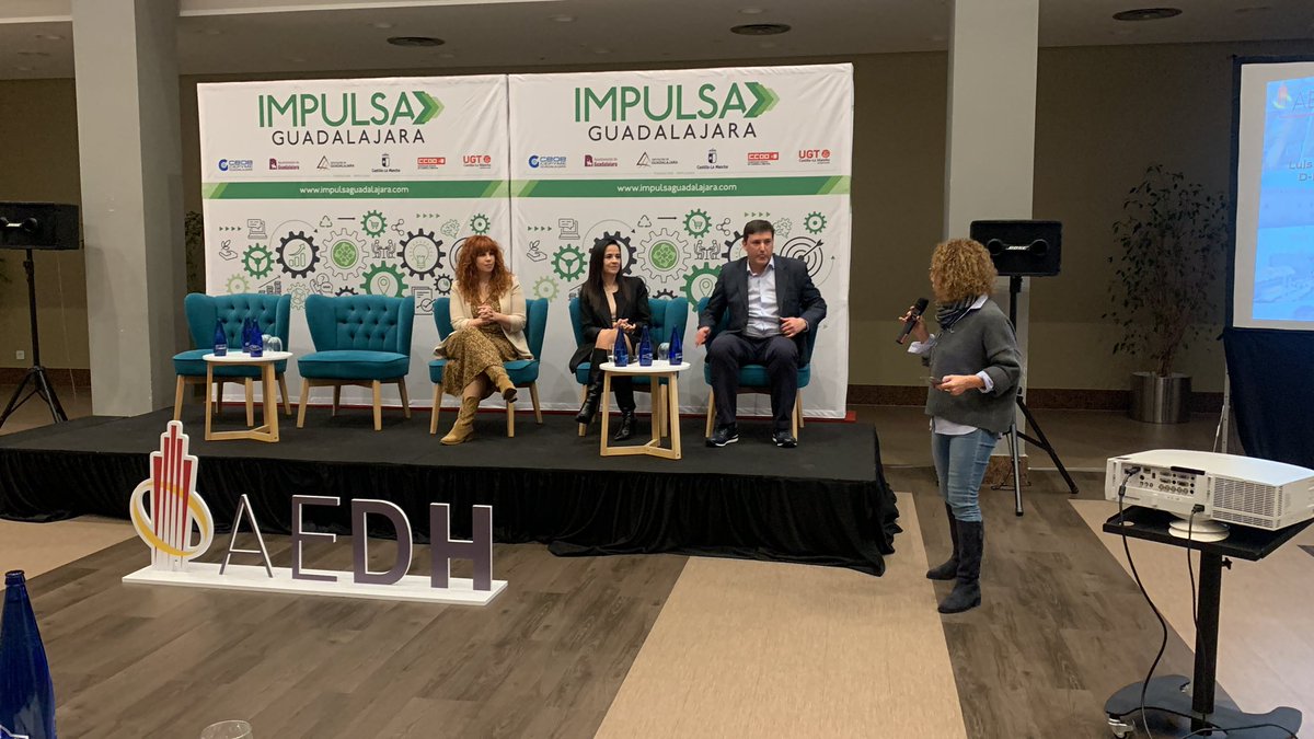 Presentándose los integrantes de la mesa "El viajero aumentado" Teresa de Pablo <a href="/Teresa_hotelkit/">Teresa de Pablo</a> , Marta Anego de <a href="/ProfitroomINT/">Profitroom</a> y Pedro Llorente de <a href="/Cerium_es/">CERIUM Tecnologías</a>. Presenta <a href="/luisafanjul/">Luisa Fanjul</a> - <a href="/tesipro/">Tesipro Solutions</a> - <a href="/HotelsDot/">HotelsDot</a> en #ExperienciasAEDH