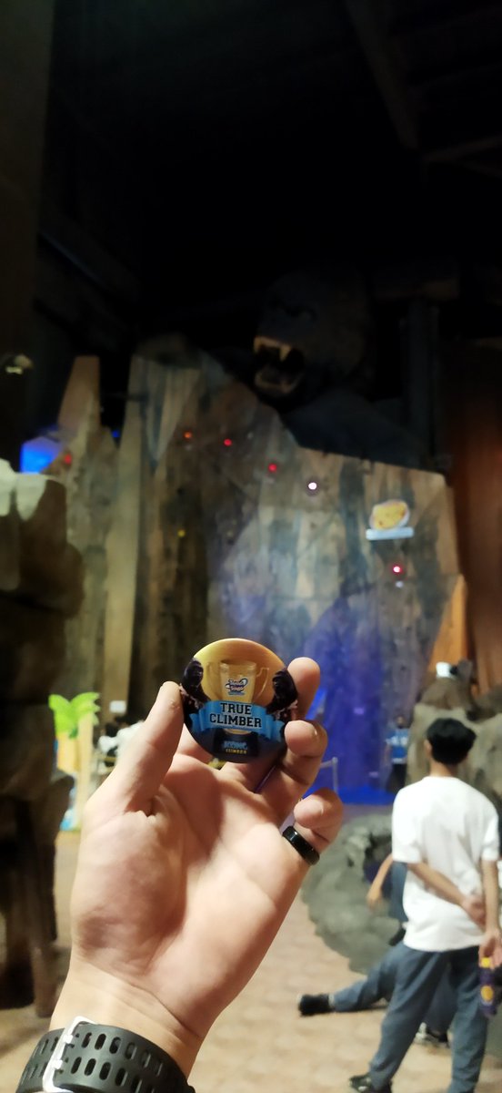 Keyhriss's tweet photo. berhasil pencet tombol lvl 3,4 sama 5, dikasih pin true climber, terbukti memang aing adalah primata yang handal ๐
#TransStudioBandung https://t.co/J1uWkDHYru