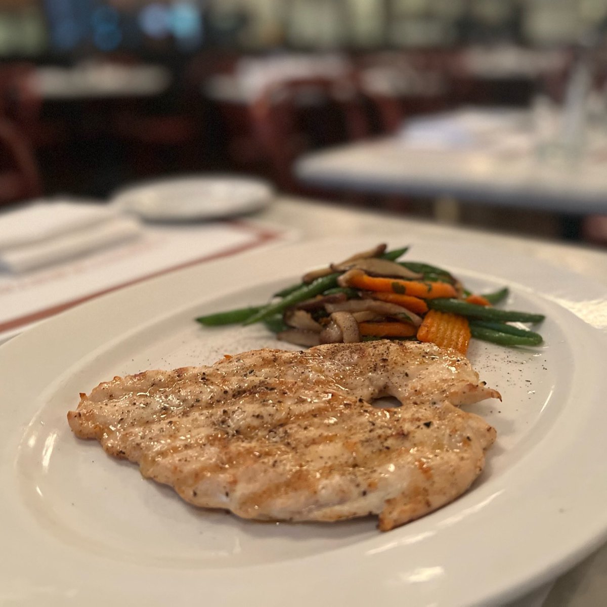 RT @MannysBistroNY: A dish that’s as healthy as it is tasty: Grilled organic chicken paillard with sautéed vegetables. Bon appetit! 
#mannysbistro #grilledchicken #healthyfood #healthylifestyle #healthymeals #healthyeating #healthylunch #healthyeats #nyc…