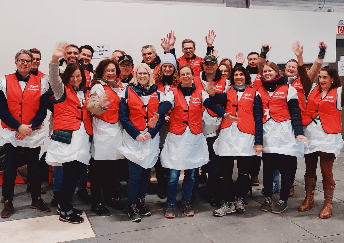 Verti_DE's tweet photo. Im Rahmen des #Volunteering-Programms unserer Konzernstiftung, der @fmapfre, hieß es für die @BerlinerTafel #Lebensmittelretten!🙌🤩
Insgesamt konnten 65 Tonnen Obst &amp; Gemüse vor der Mülltonne bewahrt werden, um armutsbetroffenen Menschen zu helfen.🧡 #TeamVerti #FundacionMAPFRE https://t.co/wjntfBvdd9