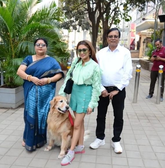 #TinaDatta was spotted in #Mumbai with Mummy Datta, Daddy Datta and her furry baby Bruno

#TinaTribe, where you at? Show some love for the #Datta fam 💕
.
.
#tinadatta #tinadattafans #tinadattafc #biggboss16 #biggboss #bb16 #teamtina #biggboss16finale #famjam #familyouting #tina