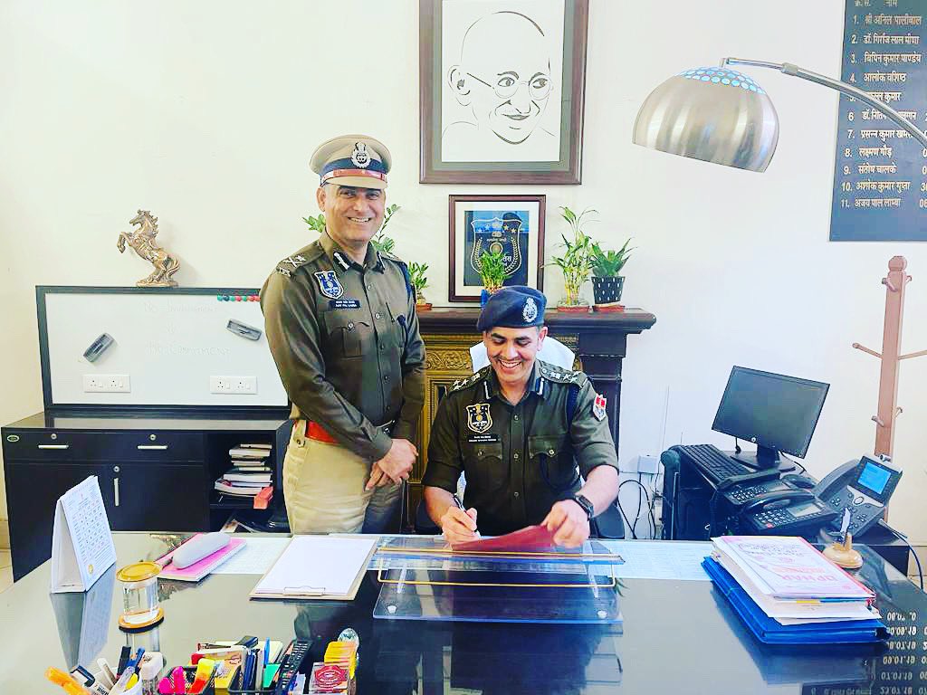 AjayLamba_IPS's tweet photo. Handing over charge to my successor Kailash Vishnoi as Addl Commissioner of Police.
Thanks Jaipurites for alll the support in last 4 years 🙏🏻
#JaipurPolice #RajasthanPolice https://t.co/yAGJ5df2Sp