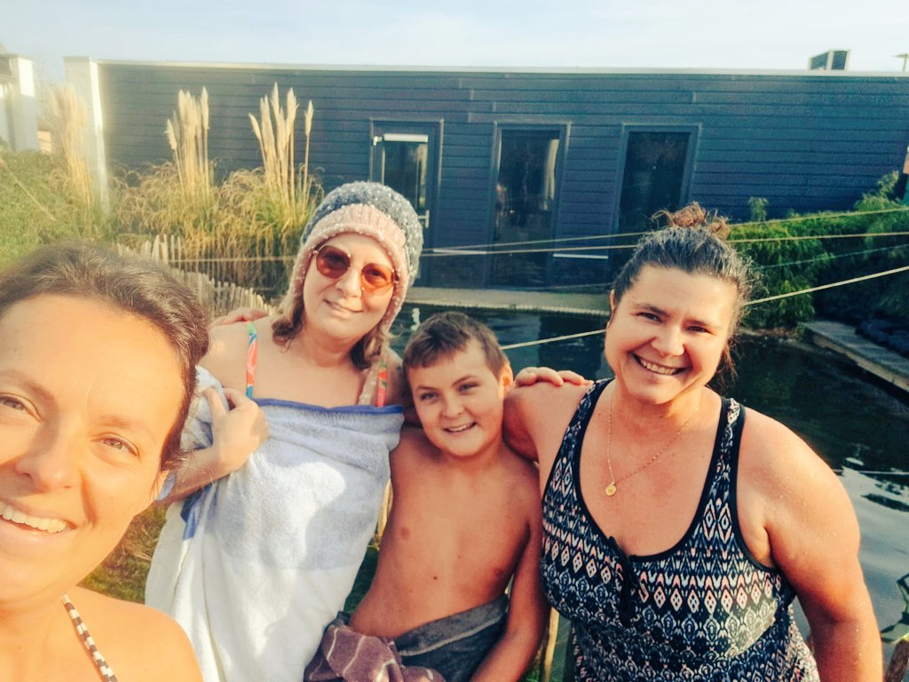 AnitaPeeters's tweet photo. Vanmorgen weer #gewaterdipt 🥰 even een #energieboost gehaald! het water was 3° 💪👊 ik geniet nu van de ☀️ van het heerlijke weer en ik geniet nog na van de #waterdip maar zeker ook nog van het concert van @robbiewilliams maandagavond! 😊 heb een mooie dag! 🙏🍀😇❤️ https://t.co/RwROSdAVAE