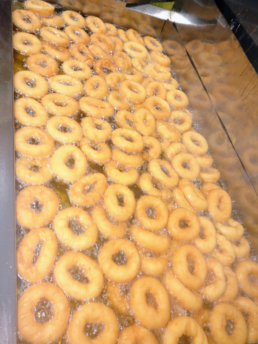 doughnu03107821's tweet photo. 🎉🎉🎉まんぷく🍩＋給付　ぷくぷく😋プレゼント企画😋 No.83🎉🎉🎉

🎁ドーナツ１００個＋もちキナコ３０個 ＋1000円ギフト券🎁

➡１名様🎉🎊🤩🎊🎉

遠方🗾cool宅急便🚚💨

応募方法： RT🔃 &amp; フォロー

🍩〆切：3000RT達成で抽選❗️

🍩当選発表：当垢🎊

🍩抽選：葛根湯占い🎯 https://t.co/OmaxBCytbV