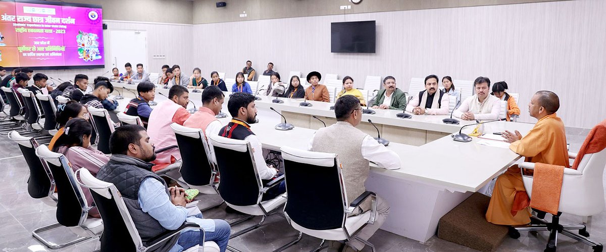 .<a href="/ABVPVoice/">ABVP</a> के #SEILTour2023 की 'राष्ट्रीय एकात्मता यात्रा के अंतर्गत लखनऊ पधारे पूर्वोत्तर राज्यों के प्रतिनिधियों से #UPCM <a href="/myogiadityanath/">Yogi Adityanath</a> जी ने संवाद किया।
इस अवसर पर प्रो. <a href="/DrRajSharan/">Dr. Rajsharan Shahi</a>, श्री <a href="/AshishSainram/">Ashish Chauhan</a> जी व  <a href="/Shreeharib1/">Shreehari Borikar</a> जी उपस्थित रहे।