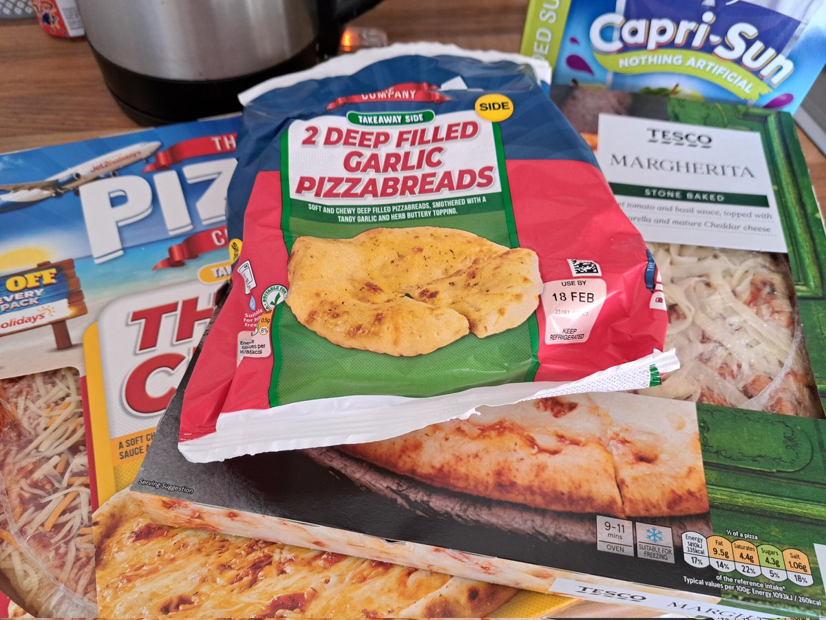 MrHickman3184's tweet photo. Another day of #HalfTerm and another catch up with a friend, for one of the minis. This time it is a play date at ours, including lunch. Got a feeling they want me to open a pizzeria with their choices :S #FamilyTime #TeamHickman https://t.co/FgfuHBXDns