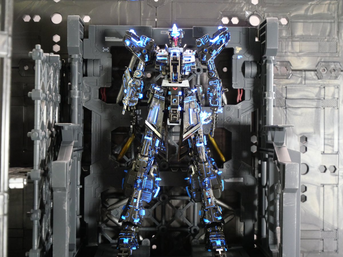 kimamode_043's tweet photo. 撮影環境更新のお試しショット
一糸まとわぬセンシティブ映像をパシャリ
ようやく購入できたハイニューさん、ちょっと基地っぽいジオラマ？みたいなんにも挑戦中
光る理由はメーカーさんもわからんらしいから、ノリと勢いで許してもらうという事で😜

#ガンプラ
#ガンプラ好きと繋がりたい https://t.co/K9NcErolKm