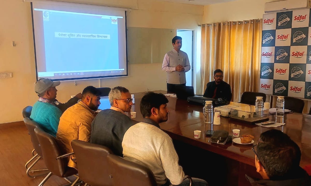 SafalStores's tweet photo. Safal conducts soft skills training for its booth concessioners. 

#Safal #SafalStores  #SafalHaiTohSafeHai #Training  #Learning #Trainingclasses #TrainingandDevelopment https://t.co/E6HKEVRaPF