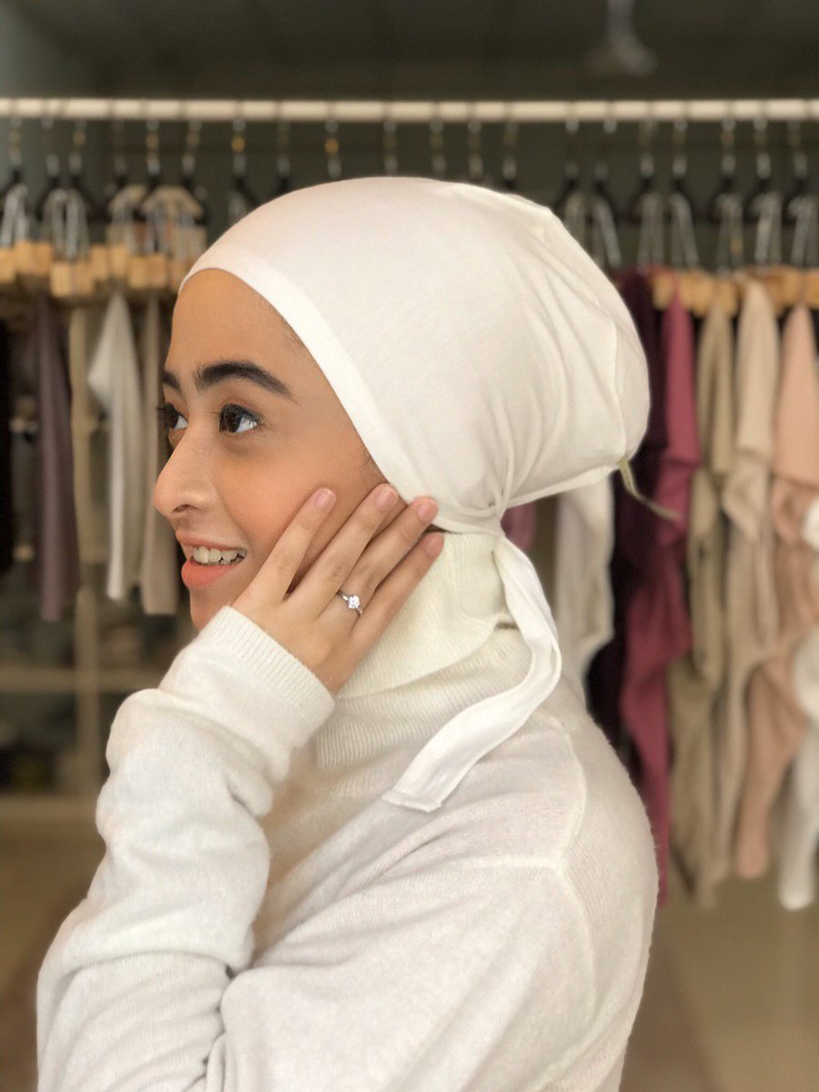 anisabdaziz_'s tweet photo. Bakal pengantin, jangan esok nak kahwin, harini baru nak cari anak tudung tau. Confirm kelam kabut tak tenang 😂

Better prepare awal and I memang recommend pakailah anak tudung yang macam gini barulah dia tak longgar and tak ke belakang masa hari bahagia 💐 https://t.co/8CRGuNUZDq
