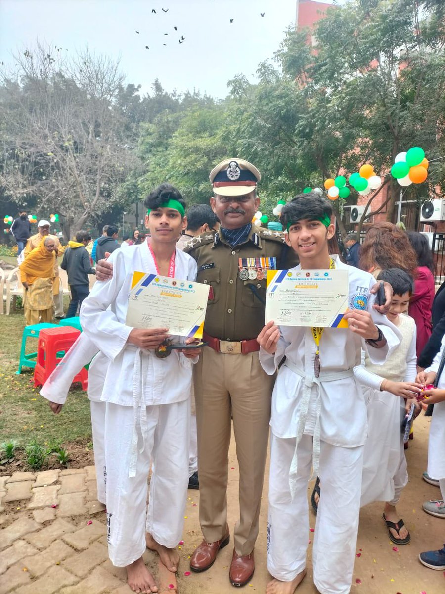 peepaltree_'s tweet photo. Ask my children, from less privileged homes, who is your inspiration? The answer is always a chorus! ‘SHAH RUKH KHAN’! Therefore we created little SRK’s who made us proud by bringing home Gold, Silver and Bronze in both State and National Championship in Taekwondo!! Thnk you SRK! https://t.co/BFnrg6bDZN