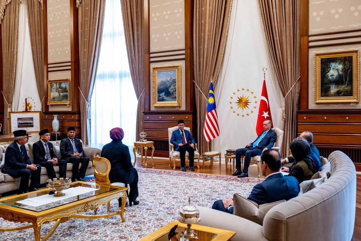 anwaribrahim's tweet photo. Bertemu Presiden Turkiye Recep Tayyip Erdoğan di Ankara hari ini. Saya diapit Menteri Luar Negeri Dato’ Sri Diraja Zambry Abd Kadir, Menteri di Jabatan Perdana Menteri Datuk Armizan Mohd Ali,

#MalaysiaMADANI #Turkiye https://t.co/IOuoswCyl8