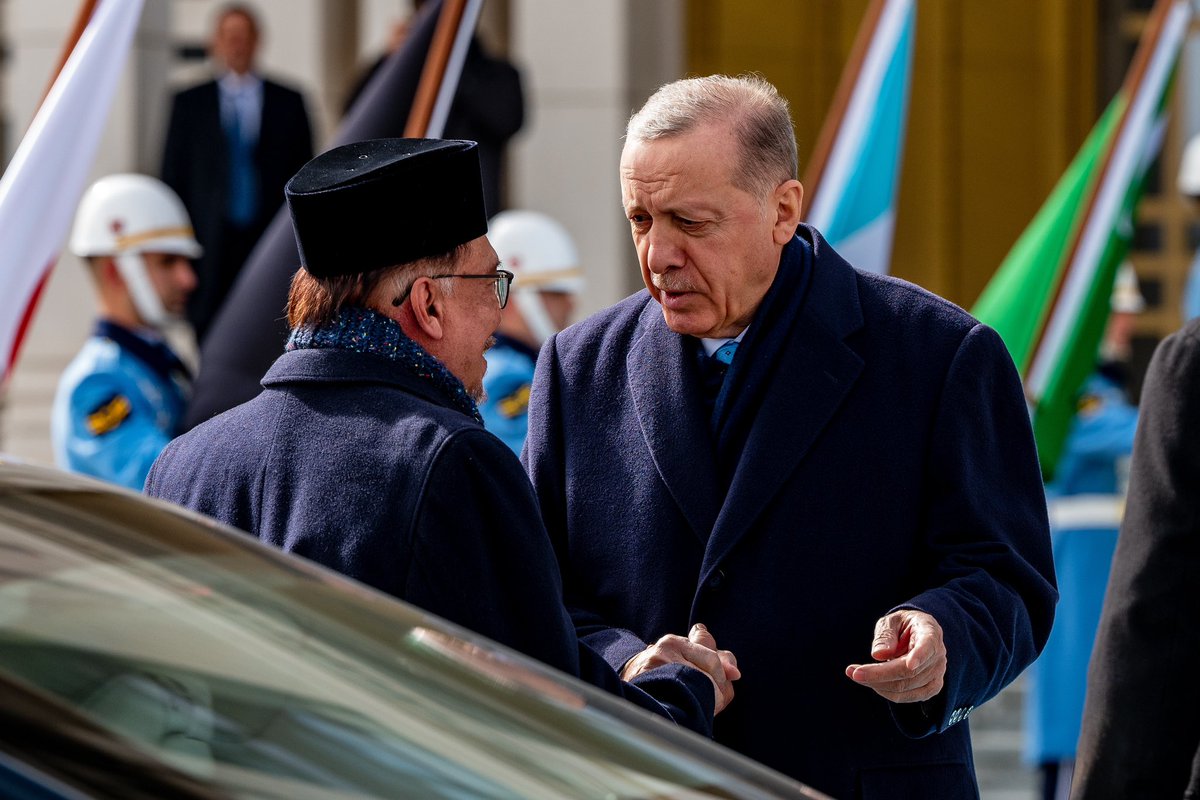 anwaribrahim's tweet photo. Bertemu Presiden Turkiye Recep Tayyip Erdoğan di Ankara hari ini. Saya diapit Menteri Luar Negeri Dato’ Sri Diraja Zambry Abd Kadir, Menteri di Jabatan Perdana Menteri Datuk Armizan Mohd Ali,

#MalaysiaMADANI #Turkiye https://t.co/IOuoswCyl8
