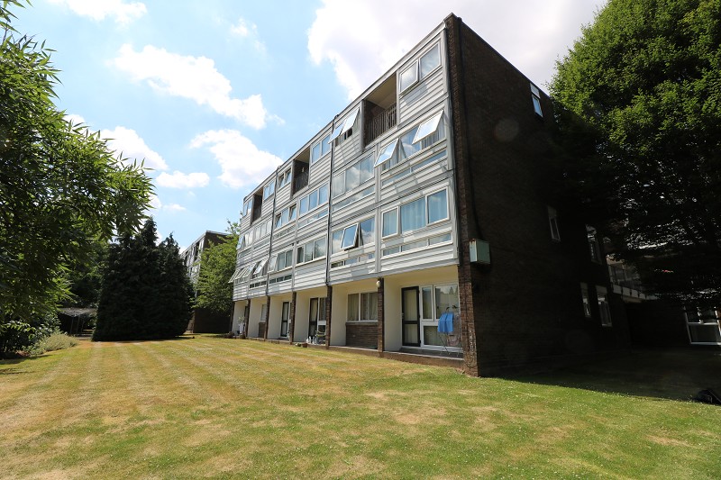 EllenderEstates's tweet photo. LET: Fairlea Place #Ealing. Flat - 1 bed £1,300.00pcm https://t.co/Dv0wV6RodC