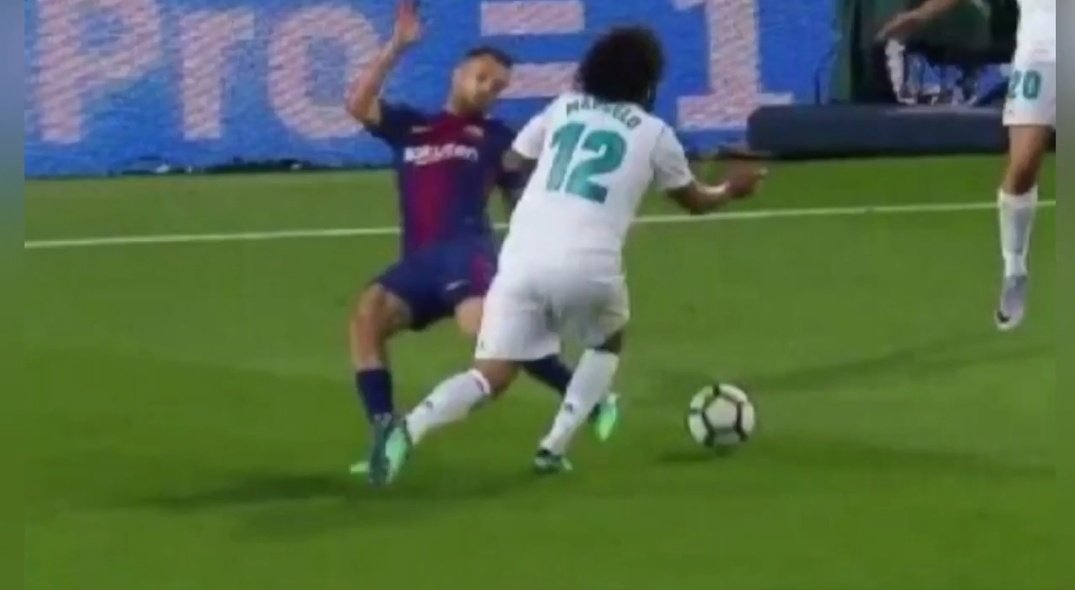 Este fue uno de los clásicos más escandalosos que recuerdo, el patadón que le metió Suárez a Varane que no se pitó y acabó en gol de Messi.

Ahora todo va saliendo a la luz.