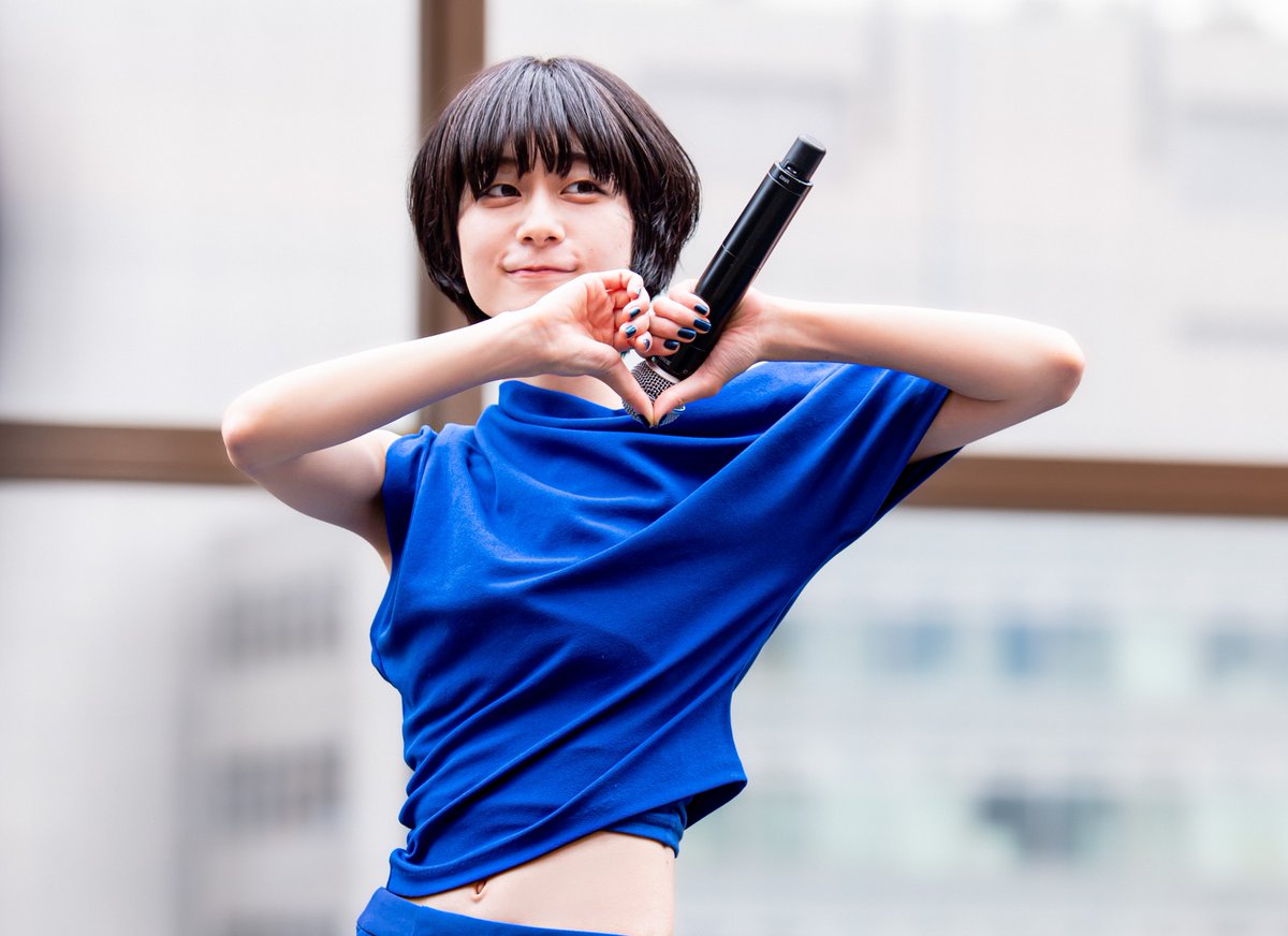 よるのブランチの予告動画で、青い衣装着た人が気になった方々へ