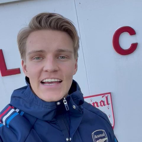 AFC_Capital's tweet image. 🗣️ رسالة من القائد للجماهير :

" أهلاً يا مدفعجية، مارتن هُنا! نحن نتطلع لـ اللقاء ونريدكم يا رفاق أن تصنعوا تلك الأجواء الخاصة والمميزة لذا تعالوا مبكرًا .. اجعلوا الملعب صاخب وشجعوا بقوة وصوت مرتفع ومعًا سنذهب من أجل المباراة [الفوز]."