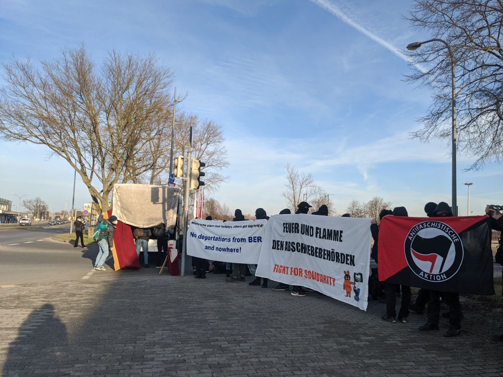 blockfortresseu's tweet photo. Eigentlich wollte das Land @Brandenburg heute unbehelligt eine Charterabschiebung nach #Pakistan durchführen. Nicht mit uns! Wir blockieren die Zufahrtswege zum Terminal 5 des #BER, um die #Abschiebung nach #Pakistan zu verhindern.Kommt alle! #Bleiberecht #stopdeportation #sf1502 https://t.co/fOFvIfdiSI