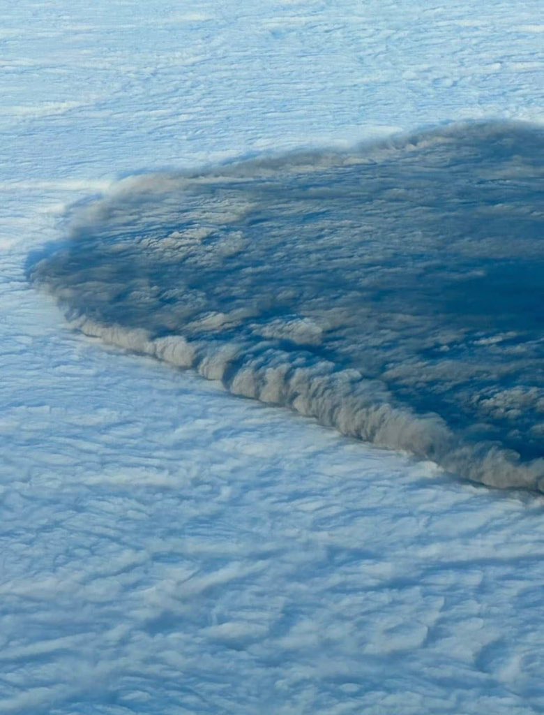 DaniMayakovski's tweet photo. Asi se ve desde el cielo la nube tóxica de Ohio (EEUU), tras descarrilar un tren con mas de 100.000 galones de cloruro de vinilo, hace ya más de una semana.

Pero el gobierno de EEUU esta centrado en derribar "ovnis" (globos metereológicos) y dicen que en Ohio todo esta bien. https://t.co/B18VacQktv