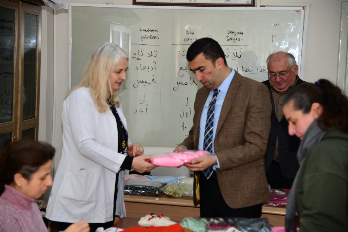 AkcaabatIlceMEM's tweet photo. İl Milli Eğitim Müdürümüz @hbfettahoglu , Akçaabat Halk Eğitimi Merkezi’nde deprem bölgesine ulaştırılmak üzere öğretmen ve kursiyerler tarafından üretilen atkı, bere, kıyafet ve kumanyaları yerinde inceleyerek bu zor günlerde emek veren herkese teşekkür etti. https://t.co/CjsQ7vgEfb